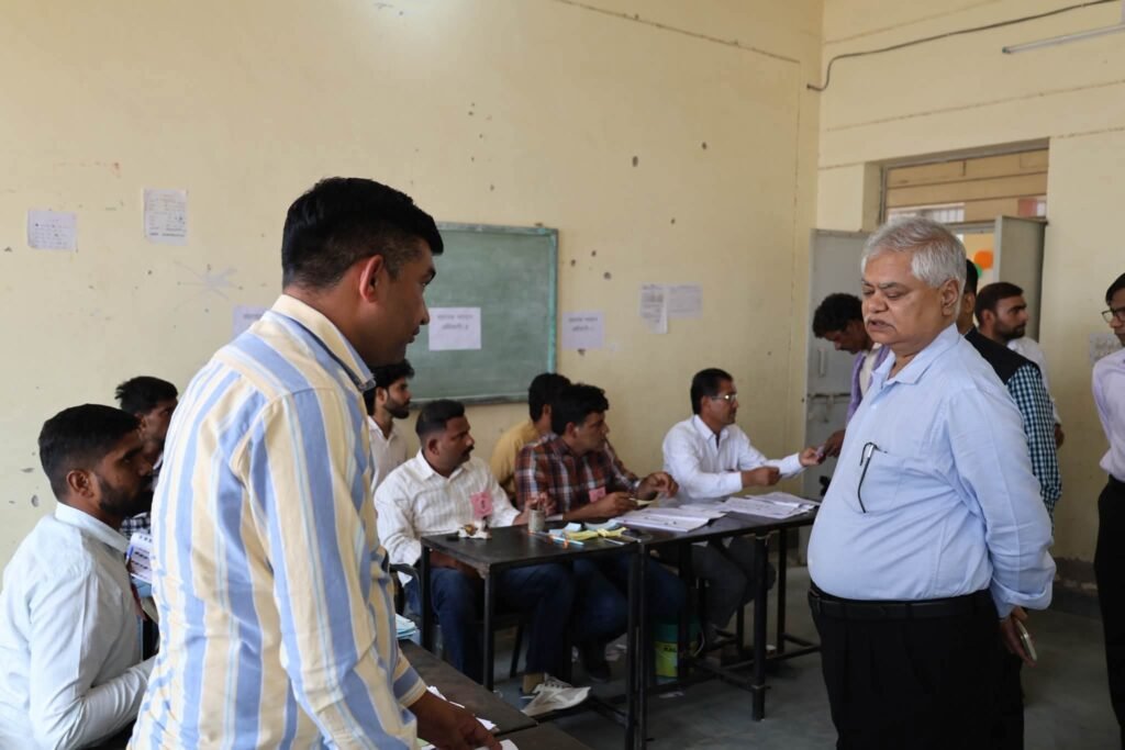 पूर्ण गंभीरता और जिम्मेदारी से कार्य करें निर्वाचन से जुड़े अधिकारी-कर्मचारी, मतदान केन्द्रों पर चाक-चौबंद रहें सभी व्यवस्थाएं