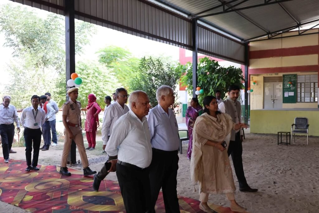 पूर्ण गंभीरता और जिम्मेदारी से कार्य करें निर्वाचन से जुड़े अधिकारी-कर्मचारी, मतदान केन्द्रों पर चाक-चौबंद रहें सभी व्यवस्थाएं